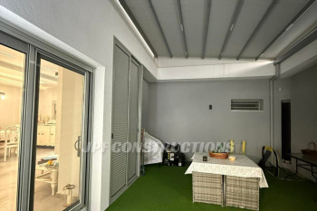 Αίθριος χώρος εσωτερικά της μεζονέτας