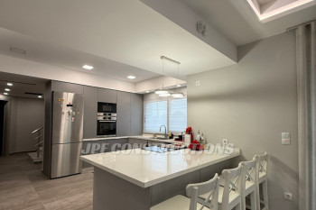 Κουζίνα με επαγωγικές εστίες και ενσωματωμένο απορροφητήρα